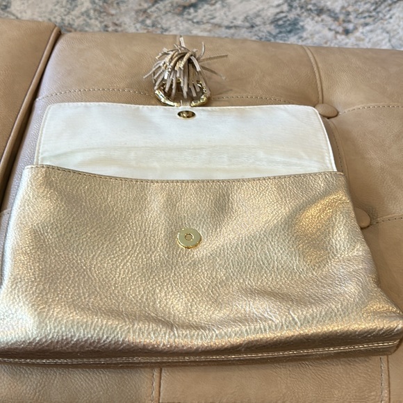 Lily Pultzer Dongguan 2018 shiny gold clutch with fancy closure - Picture 4 of 7